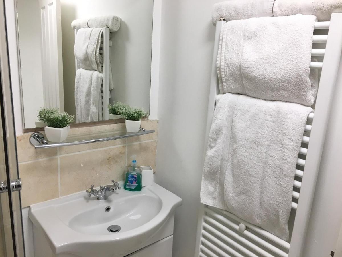 Appartamento Spacious Ground Floor Studio Flat - Easy Access To Stansted Airport, London And Cambridge Bishop's Stortford Esterno foto