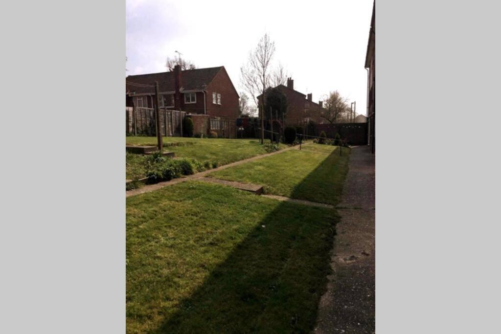 Appartamento Spacious Ground Floor Studio Flat - Easy Access To Stansted Airport, London And Cambridge Bishop's Stortford Esterno foto