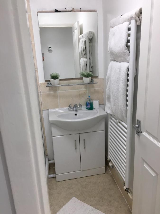 Appartamento Spacious Ground Floor Studio Flat - Easy Access To Stansted Airport, London And Cambridge Bishop's Stortford Esterno foto