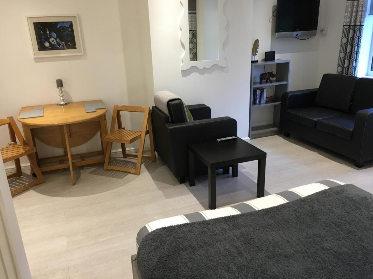 Appartamento Spacious Ground Floor Studio Flat - Easy Access To Stansted Airport, London And Cambridge Bishop's Stortford Esterno foto