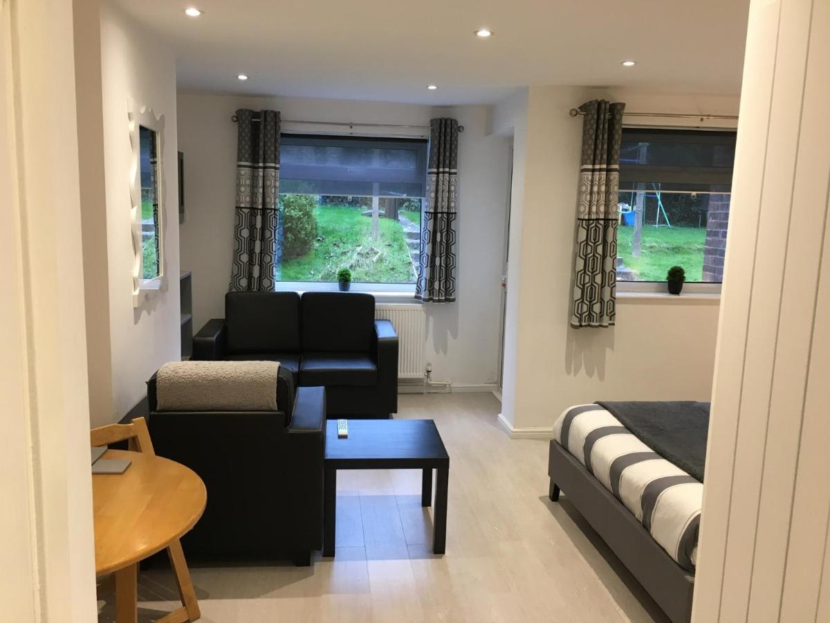 Appartamento Spacious Ground Floor Studio Flat - Easy Access To Stansted Airport, London And Cambridge Bishop's Stortford Esterno foto