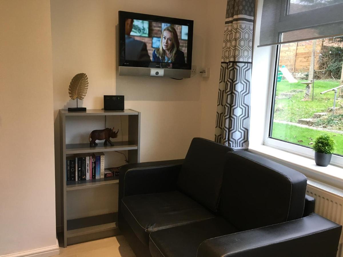 Appartamento Spacious Ground Floor Studio Flat - Easy Access To Stansted Airport, London And Cambridge Bishop's Stortford Esterno foto