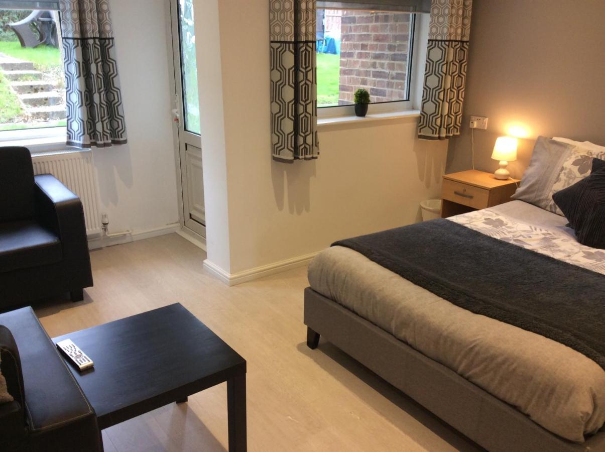 Appartamento Spacious Ground Floor Studio Flat - Easy Access To Stansted Airport, London And Cambridge Bishop's Stortford Esterno foto